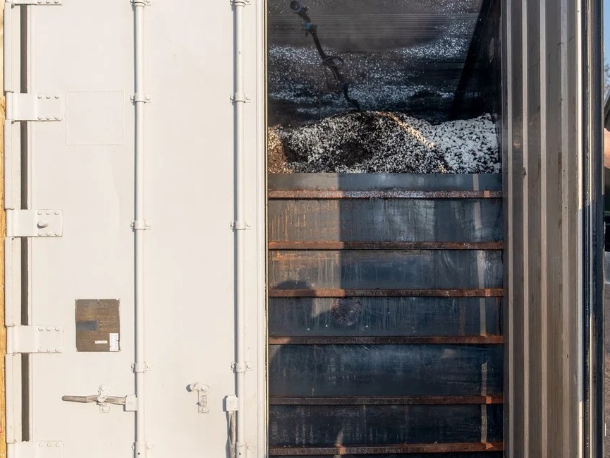 De compostmassa in de geopende container