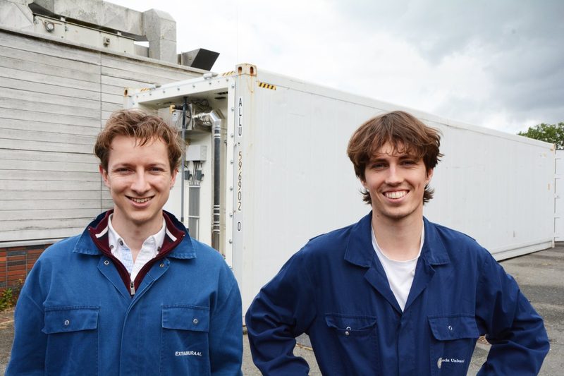 Jouke en Nathan bij de container