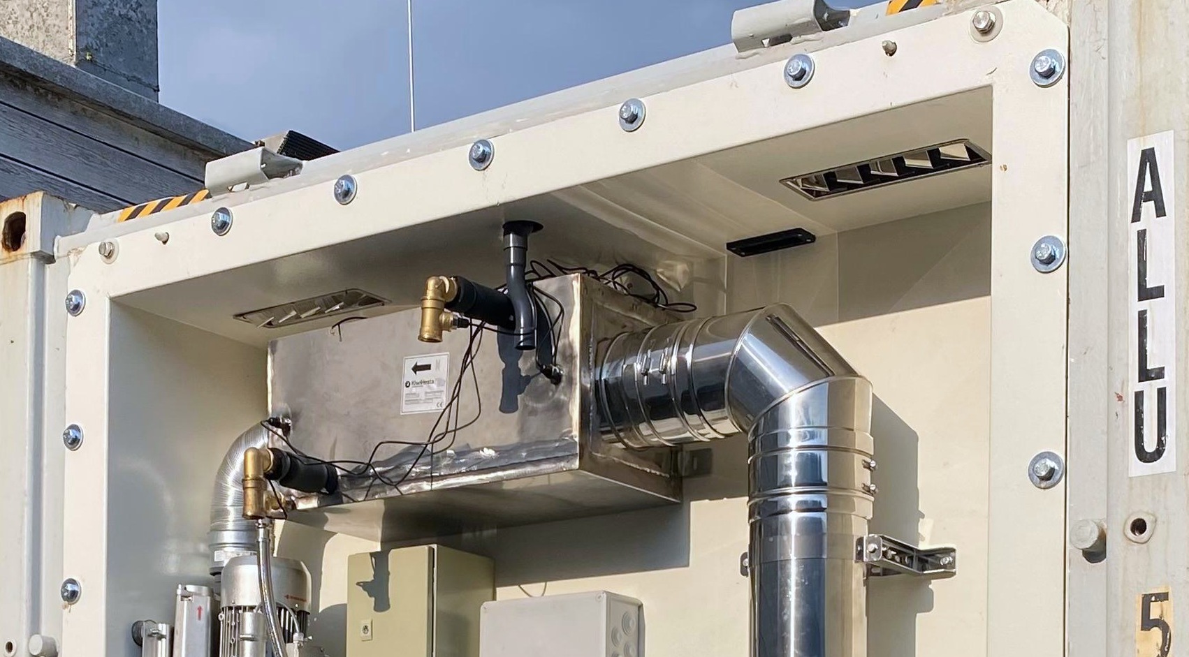 De warmtewisselaar met het kanaalwerk boven in de machinekant