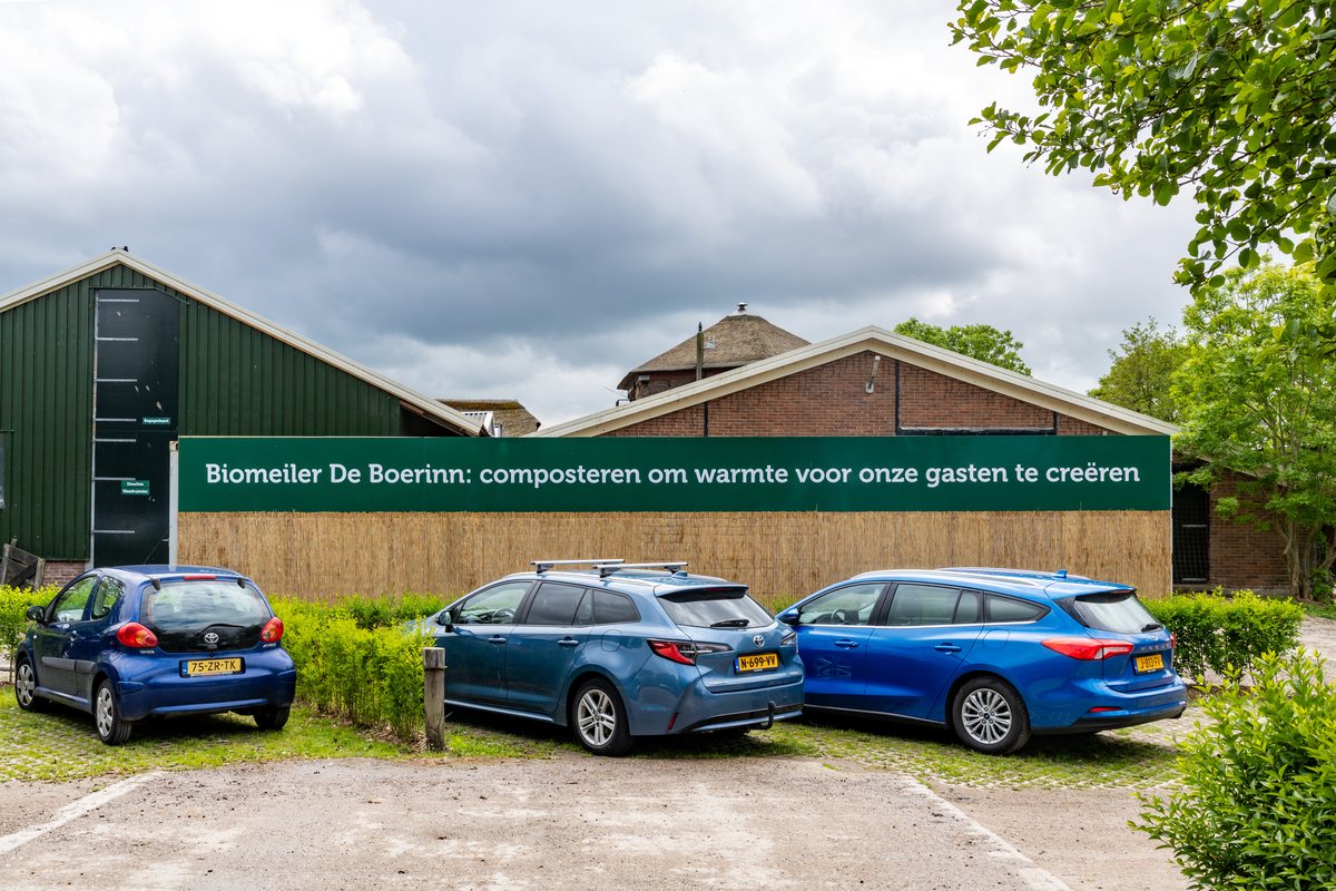 De biomeiler op het erf van Boerderij De Boerinn