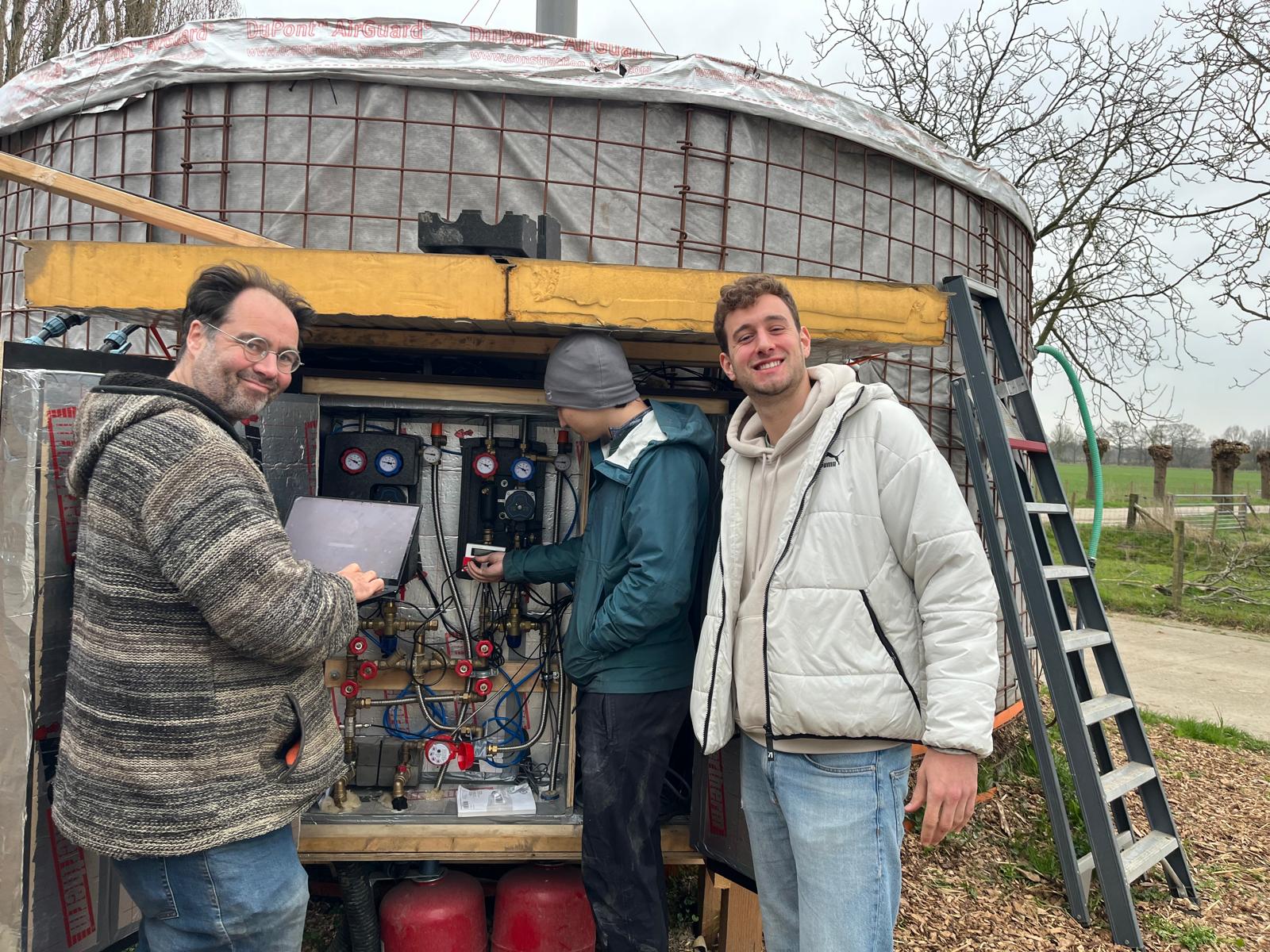 Team bij het regelpaneel van de biomeiler