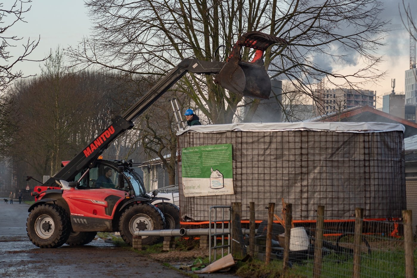 Vullen van een grote biomeiler met verreiker